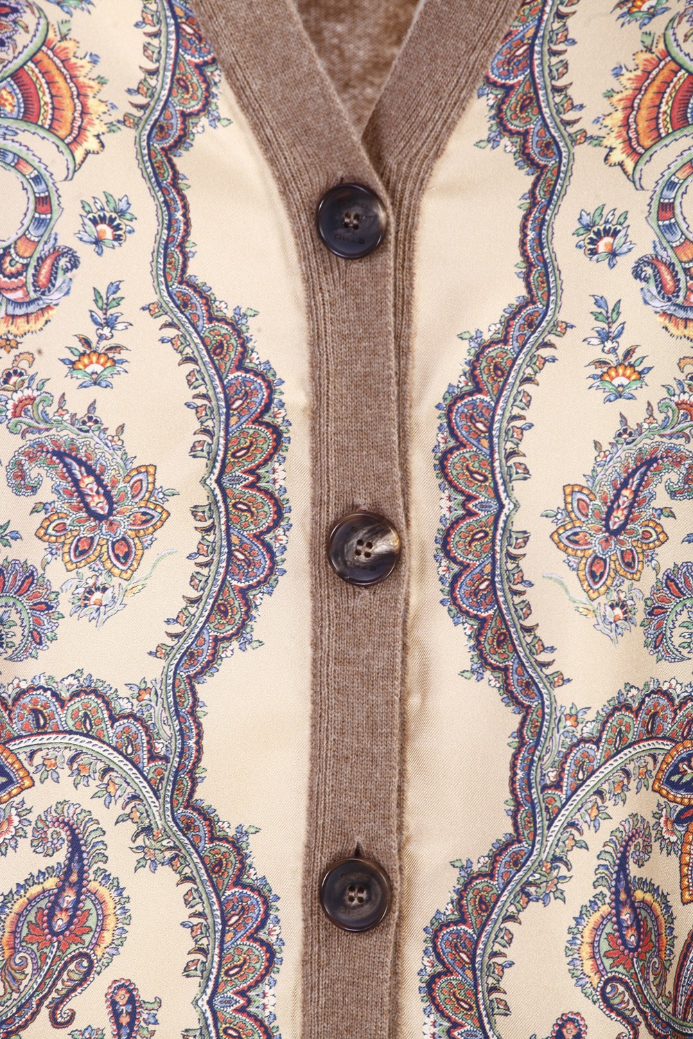shop ETRO Saldi Cardigan: Etro cardignan con inserti in seta.
Cardigan in lana e cachemire, caratterizzato da un inserto in seta a pannello, decorato con stampa Paisley ornamentale.
Tessuto fantasia: 100% seta.
Vestibilità regular.
Scollo a V.
Chiusura monopetto con bottoni.
Bordi a costine.
Composizione: 70% Lana 30% Cashmere.
Made in Italy.. 11664 9212-0800 number 8565280